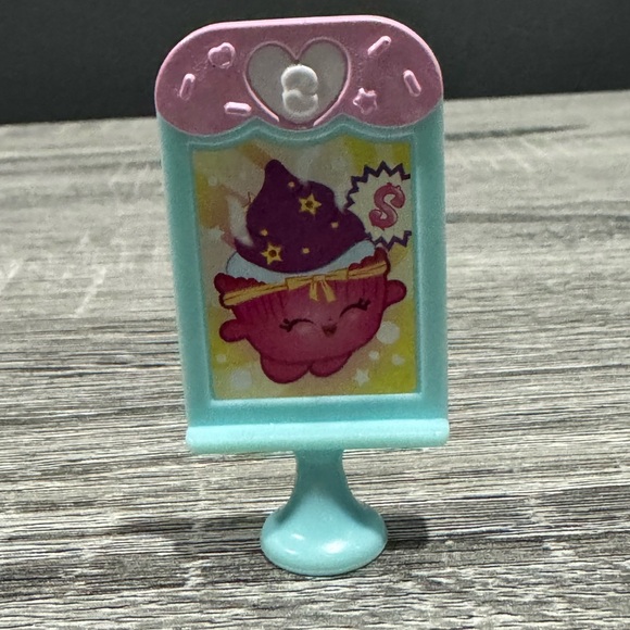 Shopkins | Food Fair Exclusive: Red Velvet Cupcake (CCQ_2) - Mini Figure - Picture 9 of 9